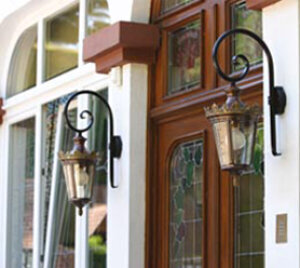 Außenleuchte klassisch Louvre von Roger Pradier Außenleuchte Louvre 02 an Bischofsstab montiert an einem französischen Chalet. Roger Pradier. H. 775 L. 290 P. 410mm