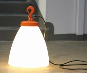 Außenleuchte mobil von Roger Pradier, Leuchten Manufaktur aus Frankreich. die schöne Außenleuchte kann mobil im Garten aber auch am Haus eingesetzt werden. Entwickelt und gebaut wurde die Außenleuchte Grumo von Roger Pradier in Frankreich.