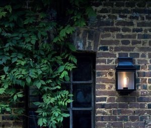 Außenleuchte Louis Philippe Nr. 7 Wandleuchte für Außen Louis Philippe Nr. 7 mit drei Lampengläsern. Roger Pradier. Die Wandleuchte ist oben und unten verschlossen. Das Leuchtmittel sitzt im Unterteil der Außenleuchte.